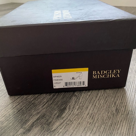 Badgley Mischka Finesse Heels, ivory satin wedding shoes, Size 6 - Picture 9 of 9